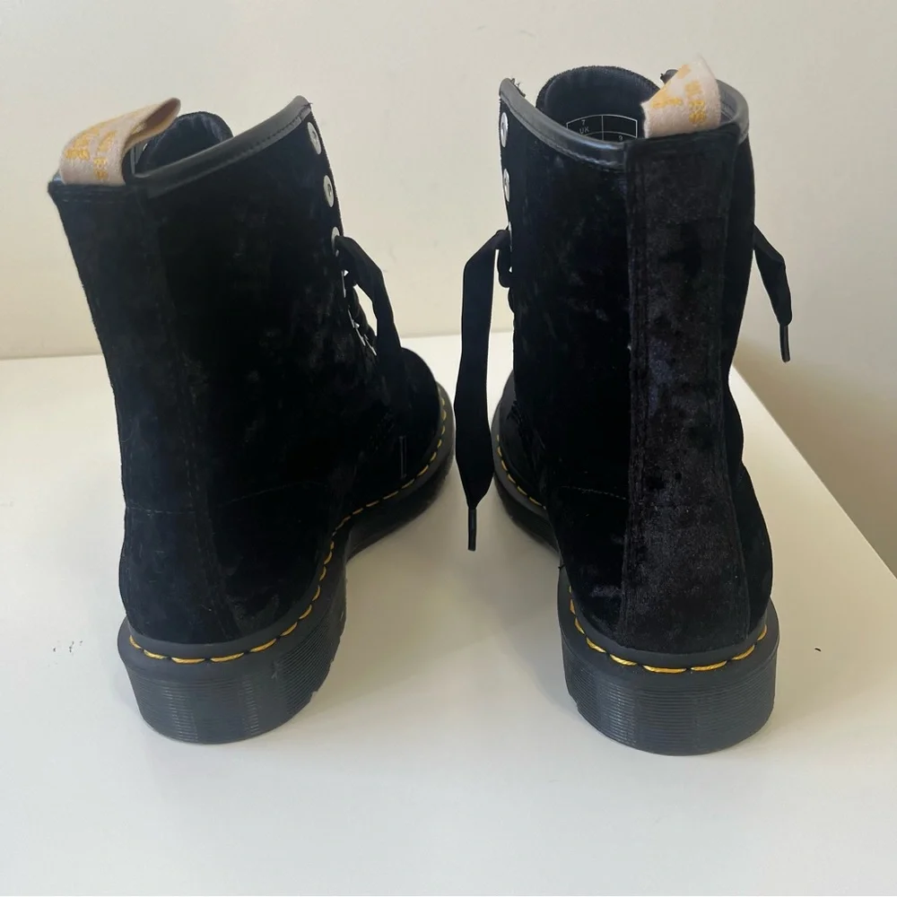 NWOT Dr. Martens VEGAN 1460 WOMEN'S CRUSHED VELVET LACE UP BOOTS Size 9 - Picture 6 of 9